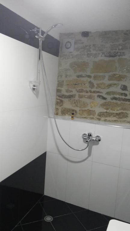 Konaku Guest House Gjirokastër Habitación foto